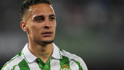 安东尼联手贝蒂斯“杀价”！要求租借去西甲，曼联不接受就砸手里